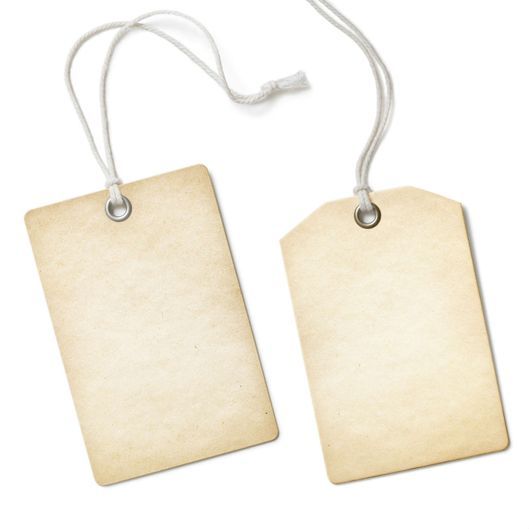Deux étiquettes rectangulaires vierges en papier couleur crème, avec des ficelles attachées, isolées sur un fond blanc.