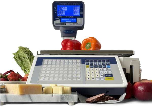 Une balance numérique pour produits frais, avec clavier, entourée de fruits et légumes frais, de fromages et de charcuterie.