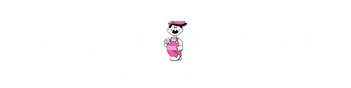 Petit personnage pixélisé rose et blanc avec une casquette rouge sur fond blanc