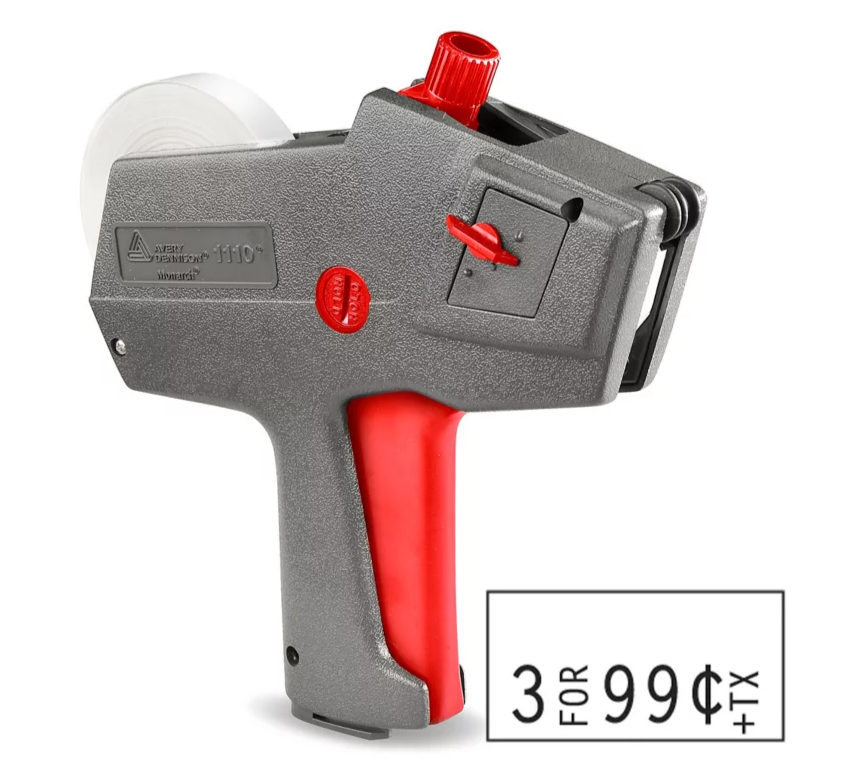Pistolet étiqueteur de prix avec poignée rouge et étiquette imprimée : « 3 pour 99¢ + TX ».