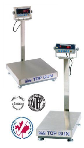 Deux balances industrielles en acier inoxydable avec affichage numérique. Logo « TOP GUN » visible.