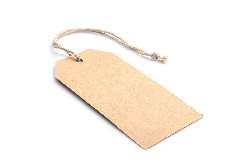 Étiquette de prix rectangulaire beige avec une ficelle attachée, sur fond blanc.