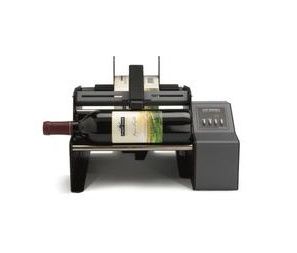 Bouteille de vin dans une étiqueteuse, noire avec un panneau de commande numérique.