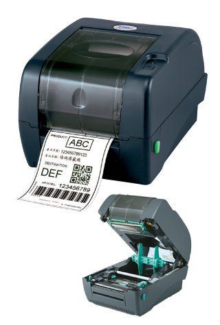 Imprimante d'étiquettes noir et gris imprimant une étiquette avec du texte, un code QR et un code-barres ; vue ouverte ci-dessous.