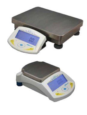 Deux balances numériques avec plateaux rectangulaires et écrans LCD bleus affichant « 0,0 ».