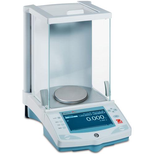 Balance analytique avec boîtier en verre, affichant un poids de 0,000 g sur un écran.