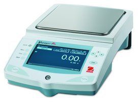 Balance de laboratoire numérique avec écran affichant 0,00 g. Blanche et turquoise avec plateau en acier inoxydable.