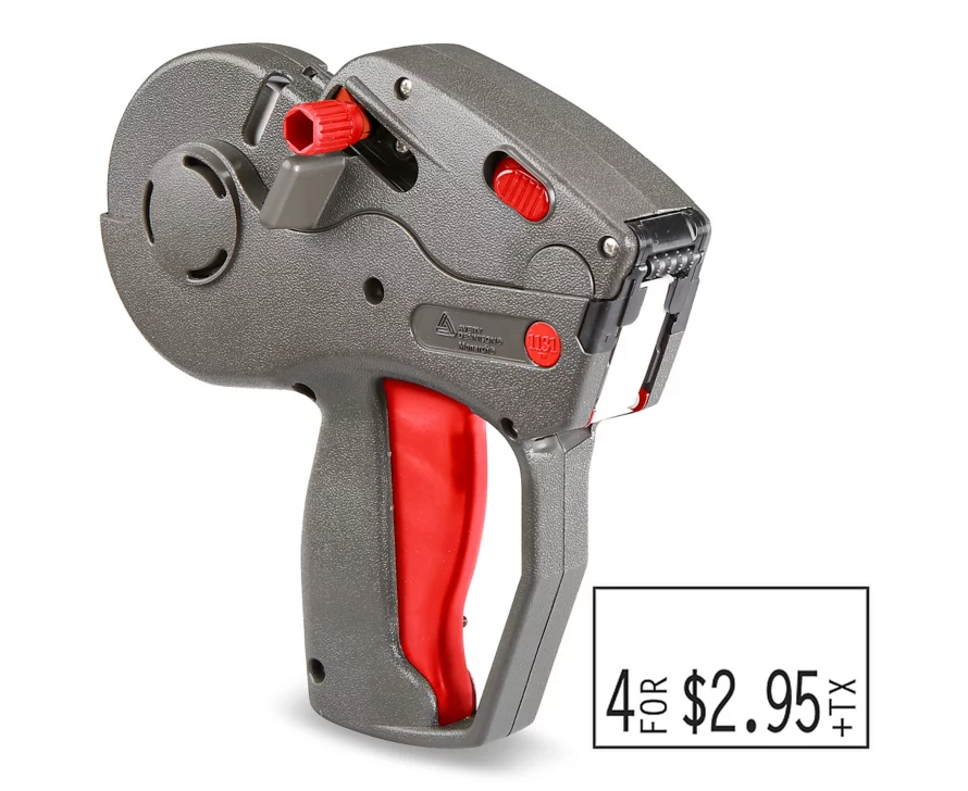 Étiqueteuse grise et rouge avec un autocollant indiquant « 4 POUR 2,95 $ + ».