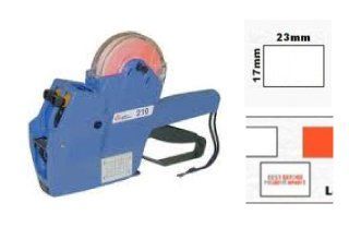 Pistolet à étiquettes bleues avec un rouleau d'étiquettes et un schéma des dimensions des étiquettes et un exemple d'impression.