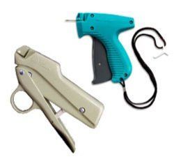 Deux pistolets d'étiquetage : un beige clair et un turquoise, utilisés pour fixer les étiquettes sur les marchandises.