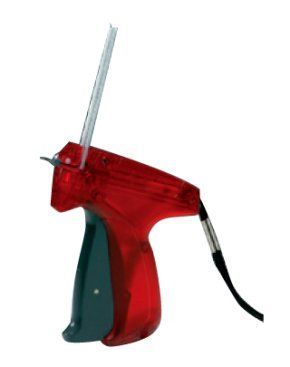 Pistolet étiqueteur rouge et vert avec une aiguille en plastique transparent, probablement utilisé pour fixer des étiquettes sur les marchandises.