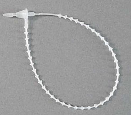 Scellé de sécurité en plastique blanc avec une sangle à pointes et une tête de verrouillage.