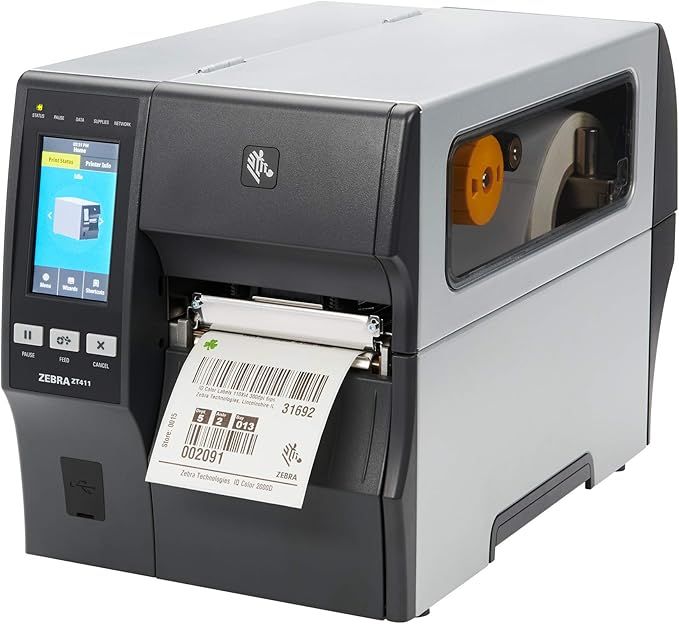 Imprimante d'étiquettes industrielle Zebra ZT610 avec une étiquette imprimée en cours d'impression. L'imprimante est principalement grise et noire.
