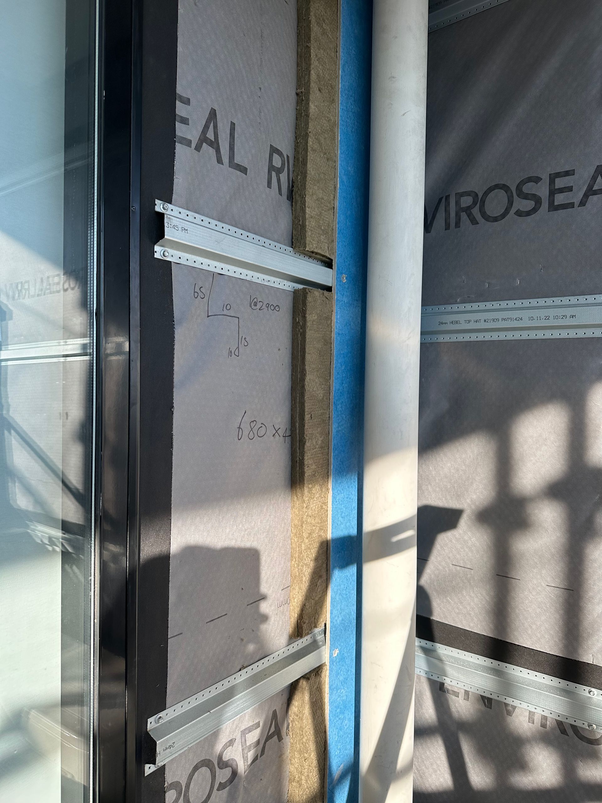 A close up of a wall that says ' eal r ' on it
