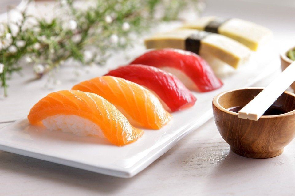 Sushi con salmone
