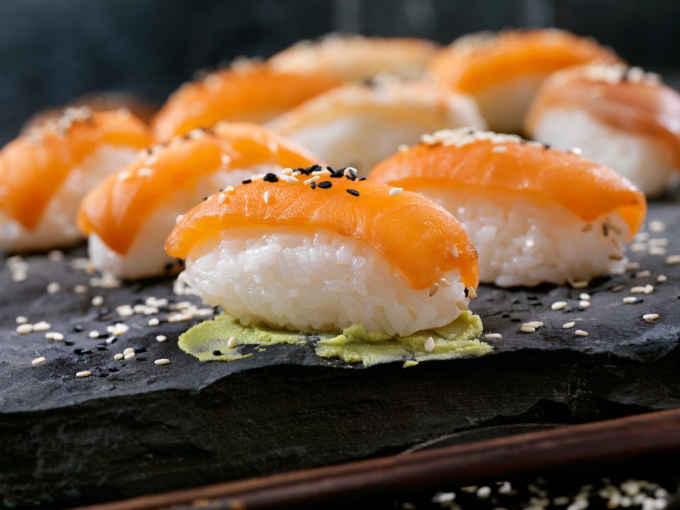 Sushi di riso e salmone