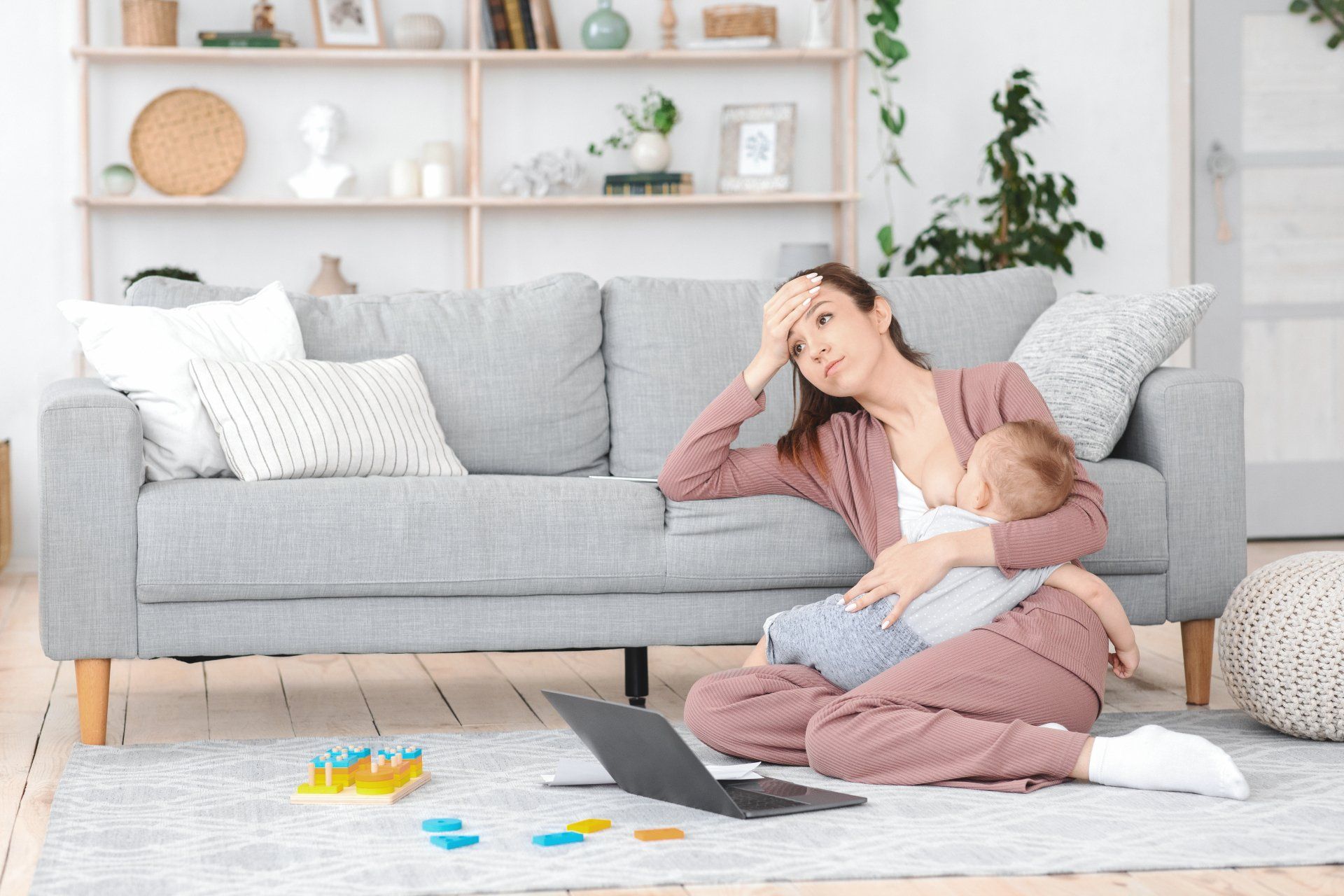 Vrouw geeft borstvoeding aan haar baby.