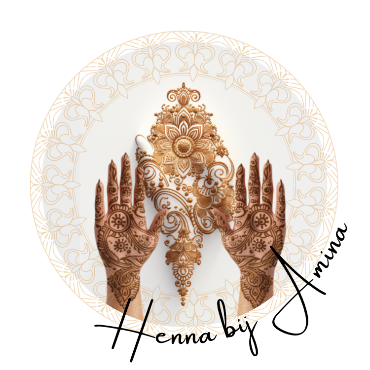 Met henna versierde handen omlijsten een ingewikkeld gouden henna-ontwerp; de tekst luidt: "Henna bij Amina."