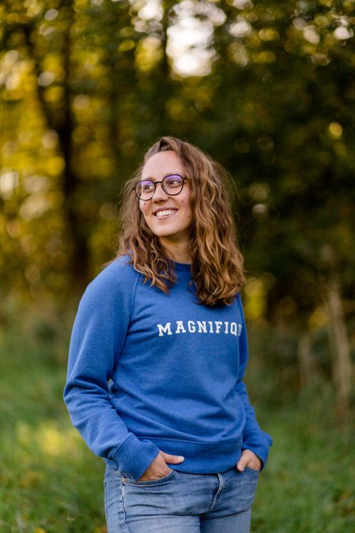Claire Simons, accompagnatrice en épanouissement personnel, aidant enfants et adolescents à retrouver confiance en eux et à s’épanouir pleinement dans leur vie.