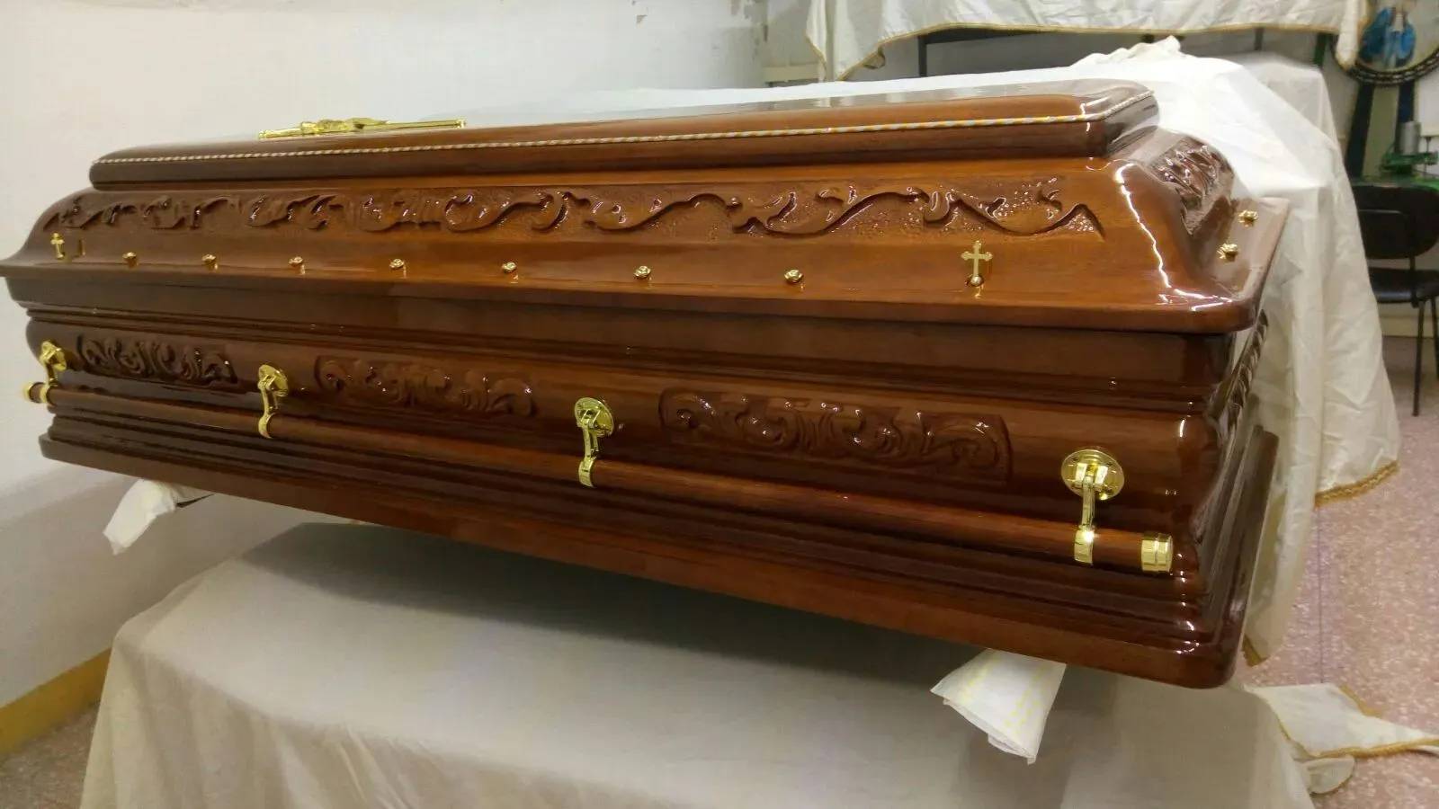 Bara di legno lucidata con ferramenta dorata, esposta su un tavolo.