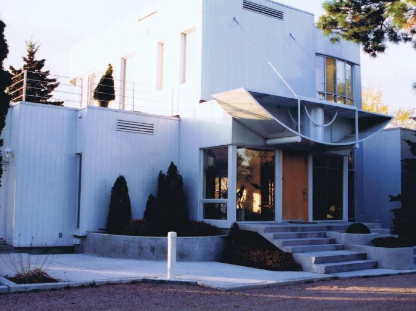 Un grand bâtiment blanc avec des escaliers qui y mènent