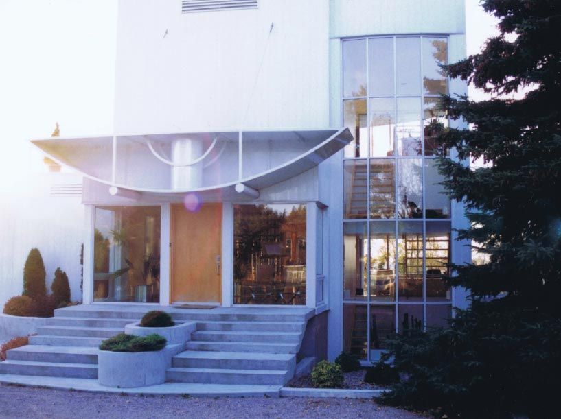 Un grand bâtiment blanc avec des escaliers qui y mènent