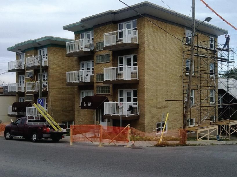Un bâtiment avec un camion rouge garé devant