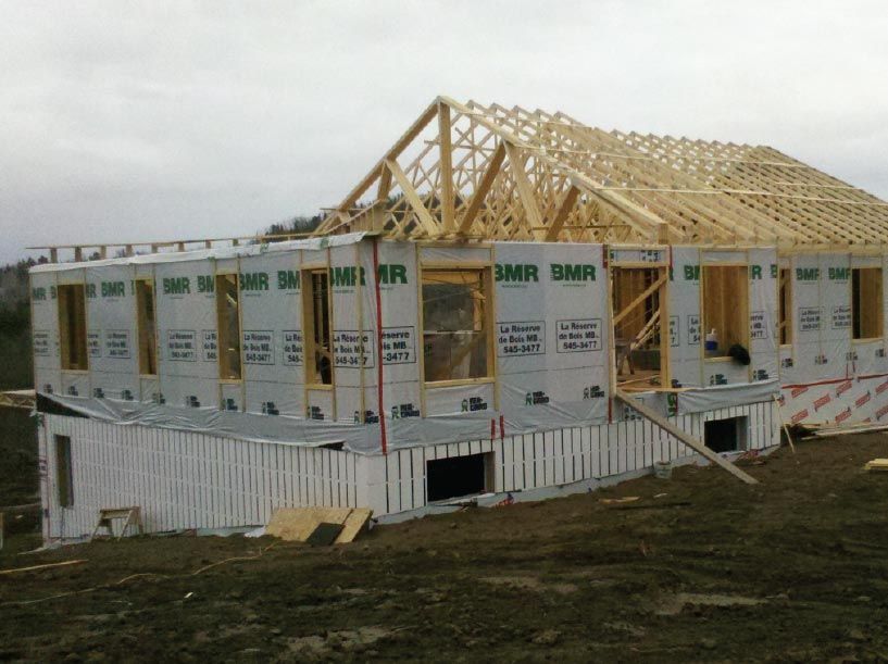Une maison en construction avec un toit sur lequel est écrit GMR