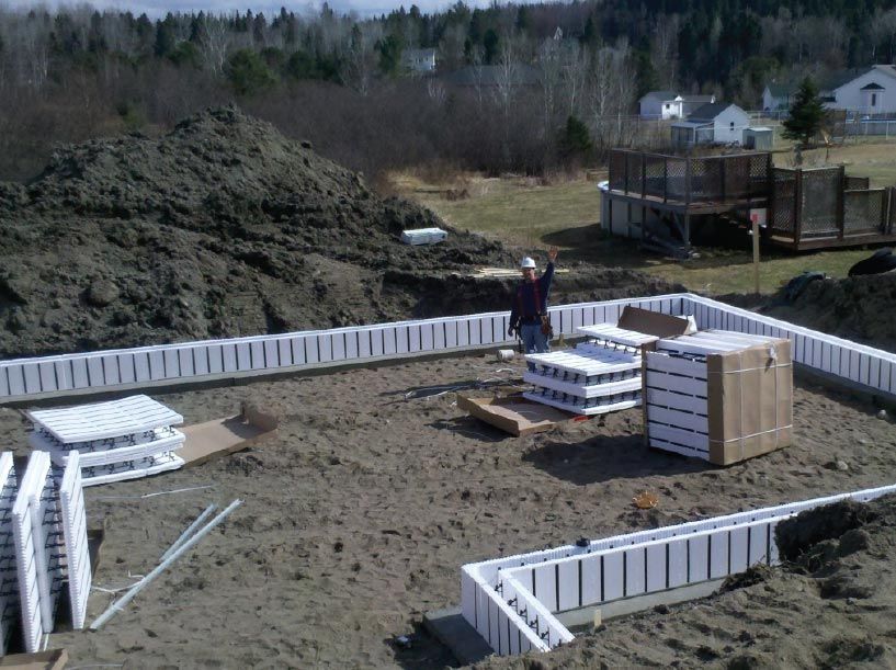 Un homme se tient au milieu d'un chantier de construction.