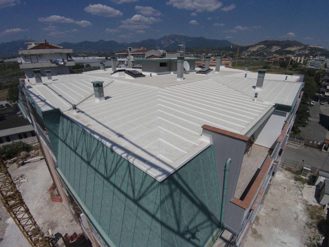 IMPERMEABILIZZAZIONE DI COPERTURA CON MANTO SINTETICO