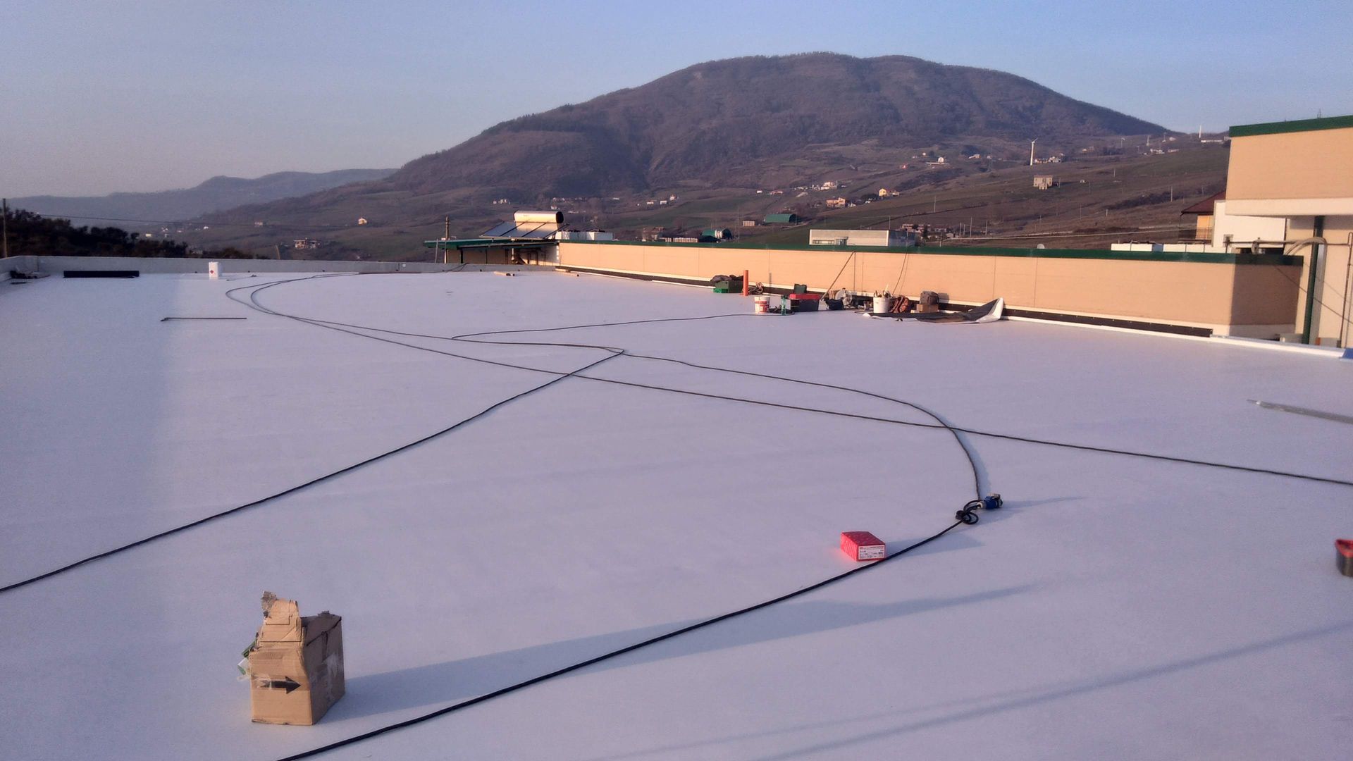 IMPERMEABILIZZAZIONE DI COPERTURA CON MANTO SINTETICO