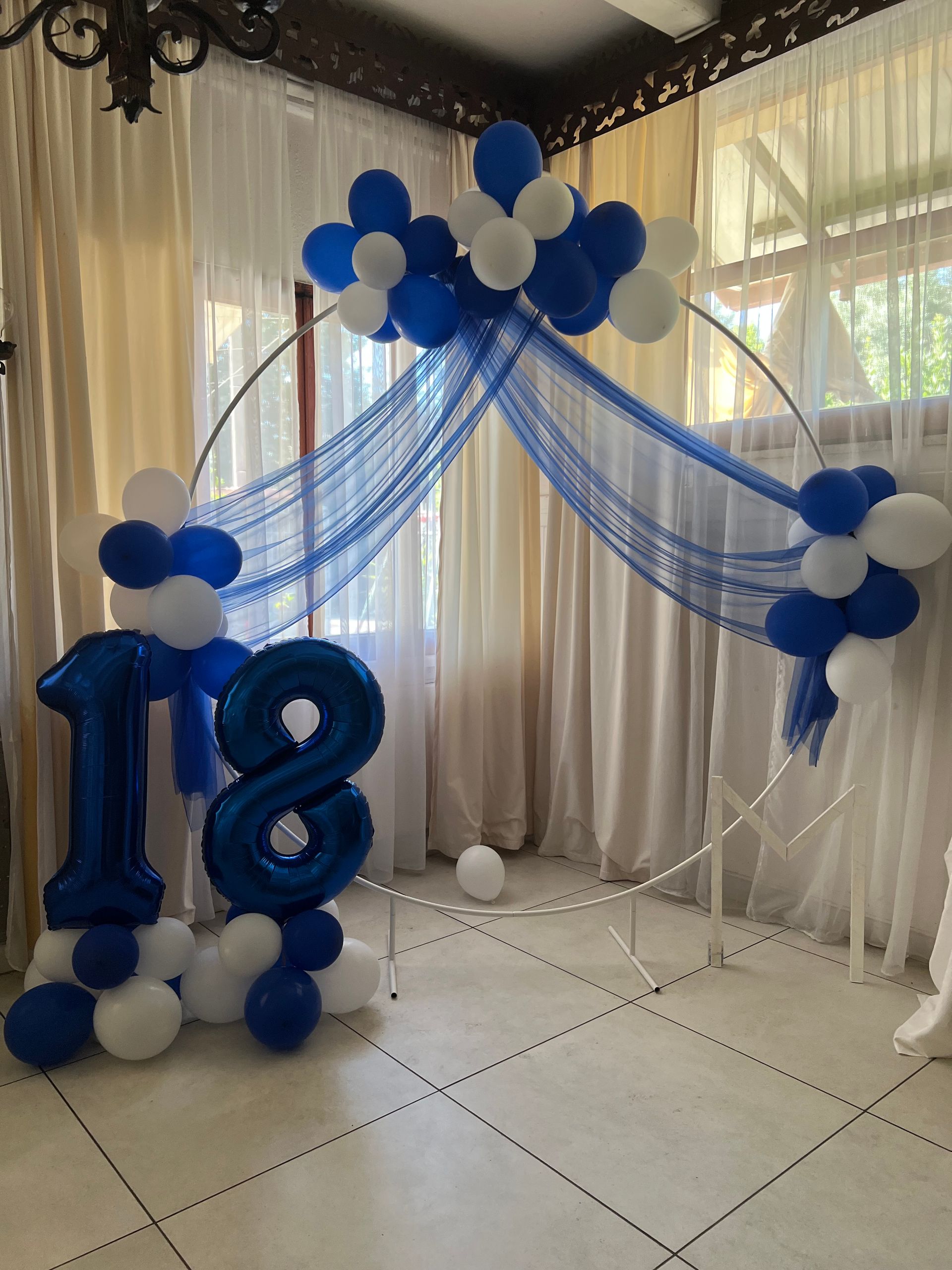 Arco di palloncini blu e bianchi con il numero 