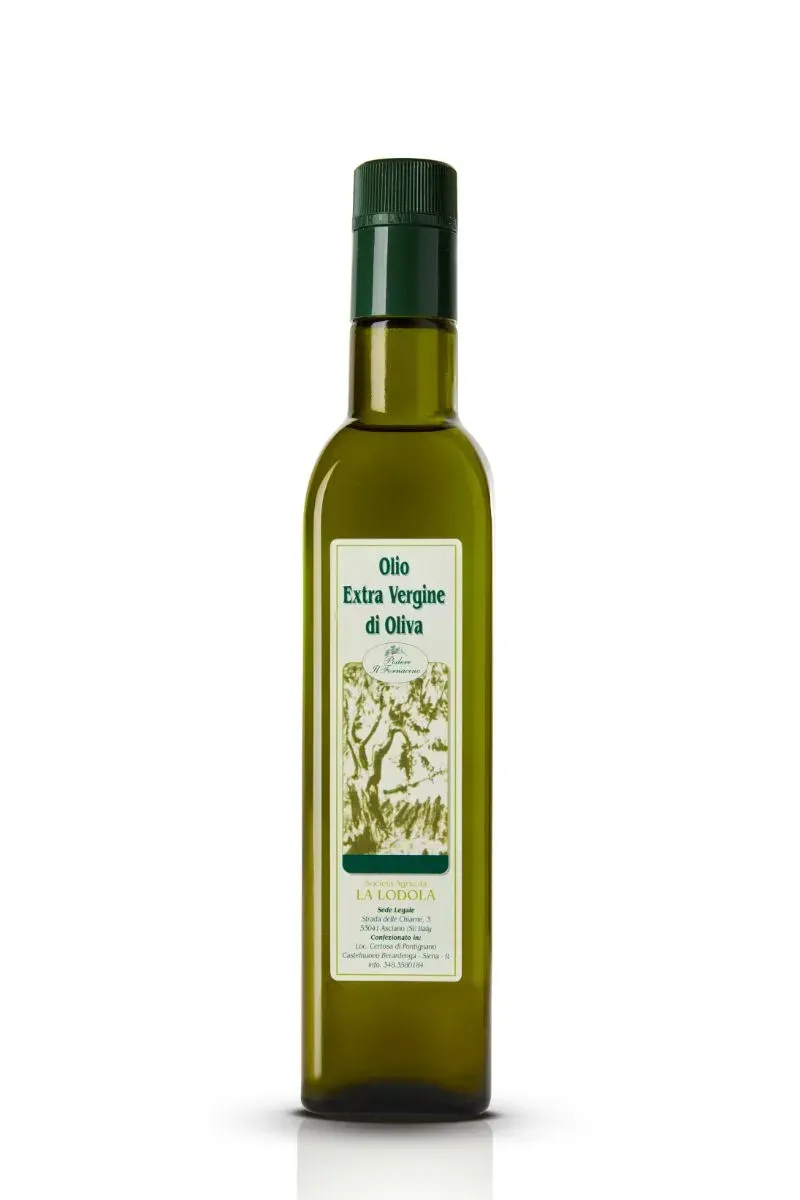 Una bottiglia di olio d'oliva con un'etichetta bianca su uno sfondo bianco.