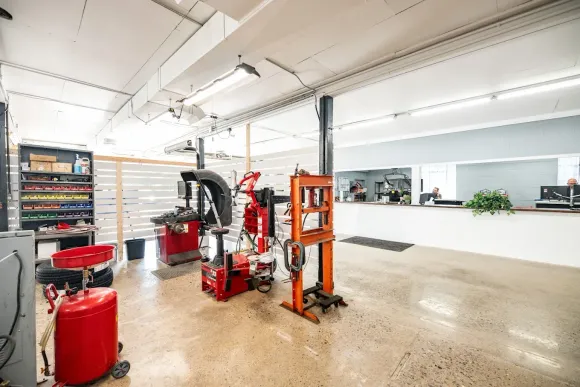 Shop's Working Space Image | Dave's Auto and Truck Service