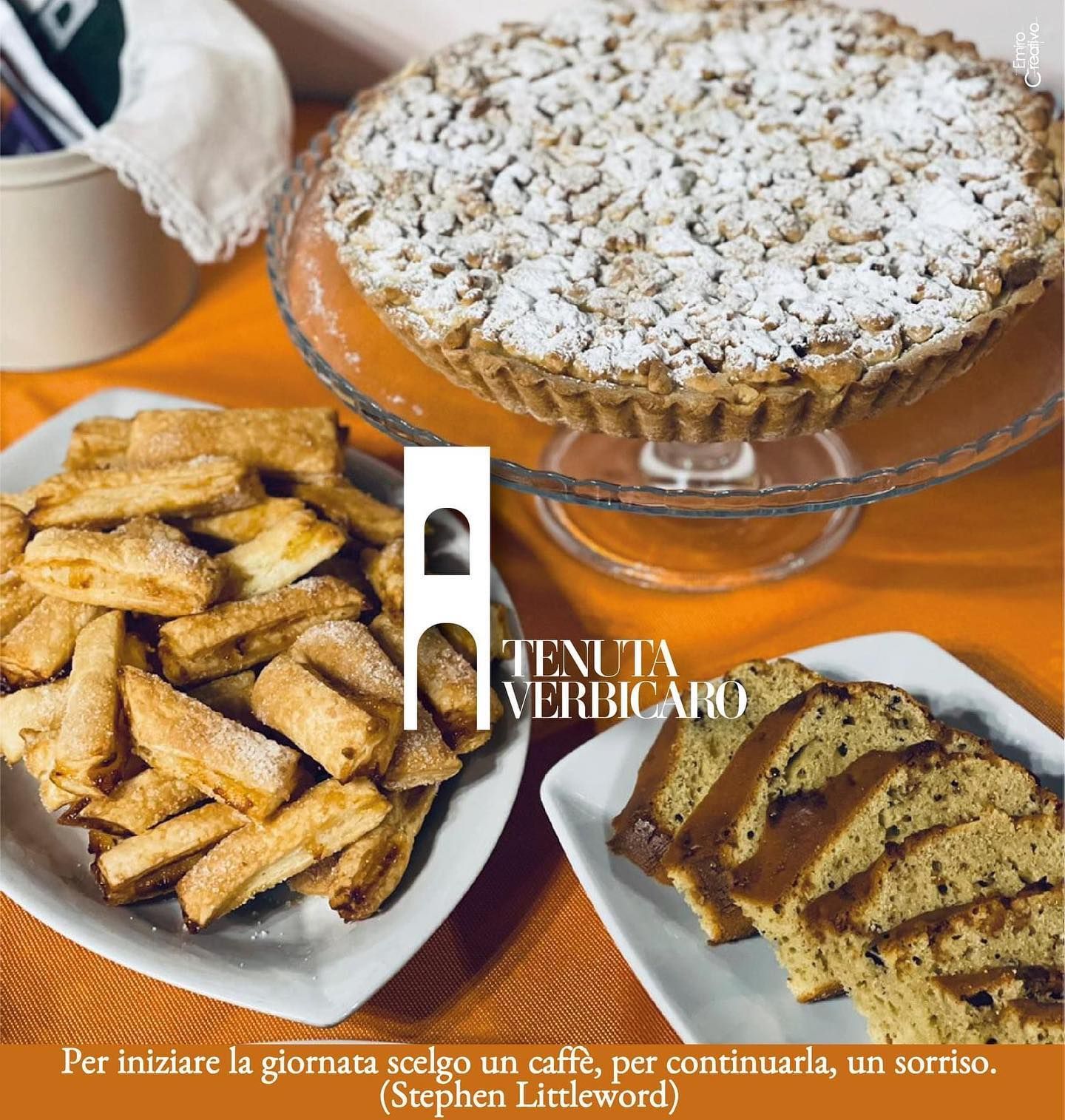 Un tavolo con pasticcini e una torta. Al centro dell'immagine il logo di Tenuta Verbicaro a Monaro Calabro