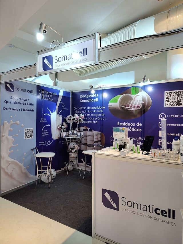 Estande da Somaticell em feira comercial com identidade visual azul