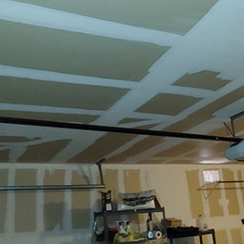 A garage with a ceiling that has the letter h on it