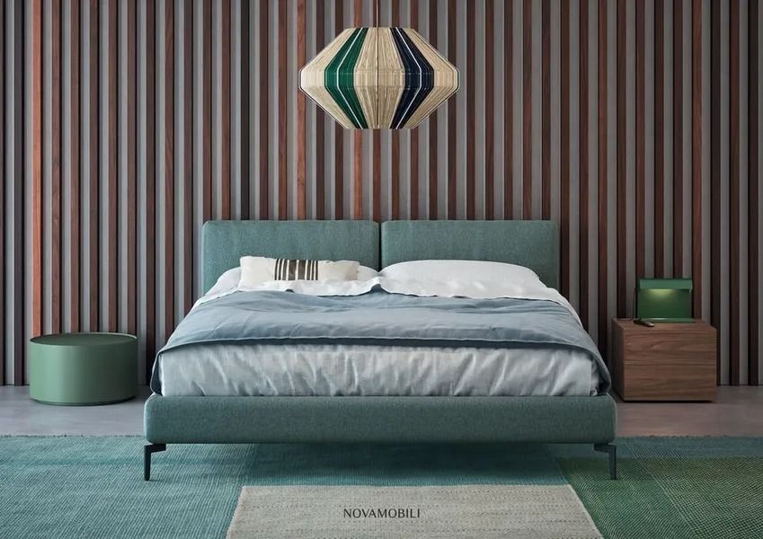 Camera da letto moderna con letto color verde acqua, carta da parati a righe, lampada a sospensione e mobili coordinati.