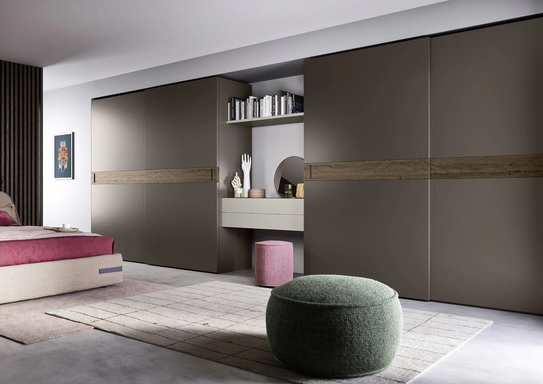 Camera da letto moderna con armadi a muro scuri, letto rosa e pouf verde sotto il soffitto inclinato.