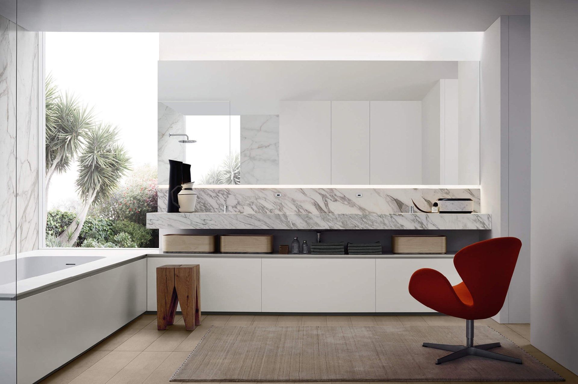 Soggiorno minimalista bianco con poltrona rossa, panca bassa e ampia zona salotto vicino alla finestra.