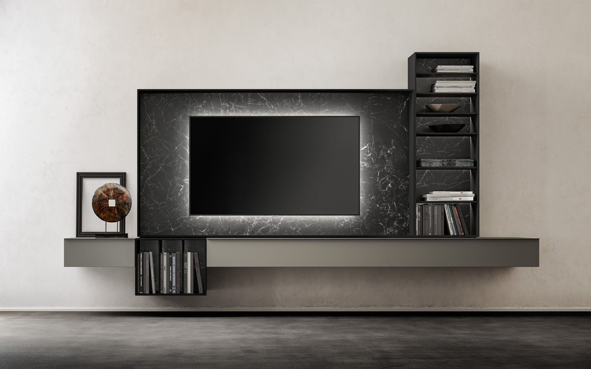 Televisore moderno nero a parete con mensole, libri e un mappamondo decorativo in una stanza minimalista