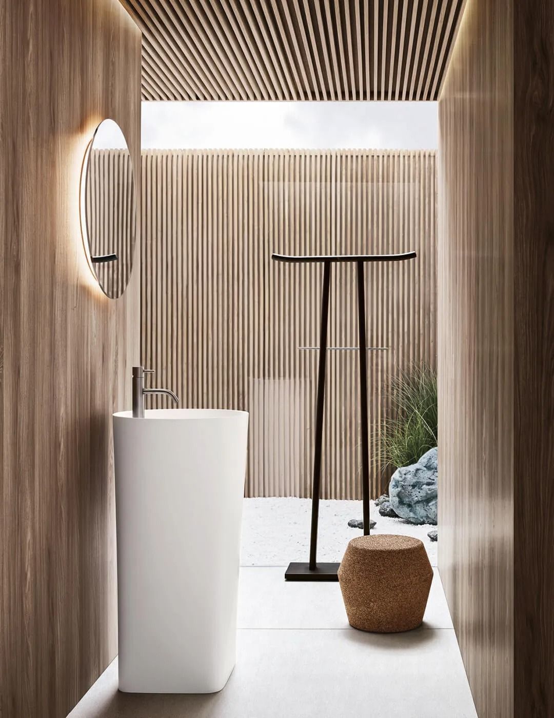 Bagno minimalista con pareti rivestite in listelli di legno