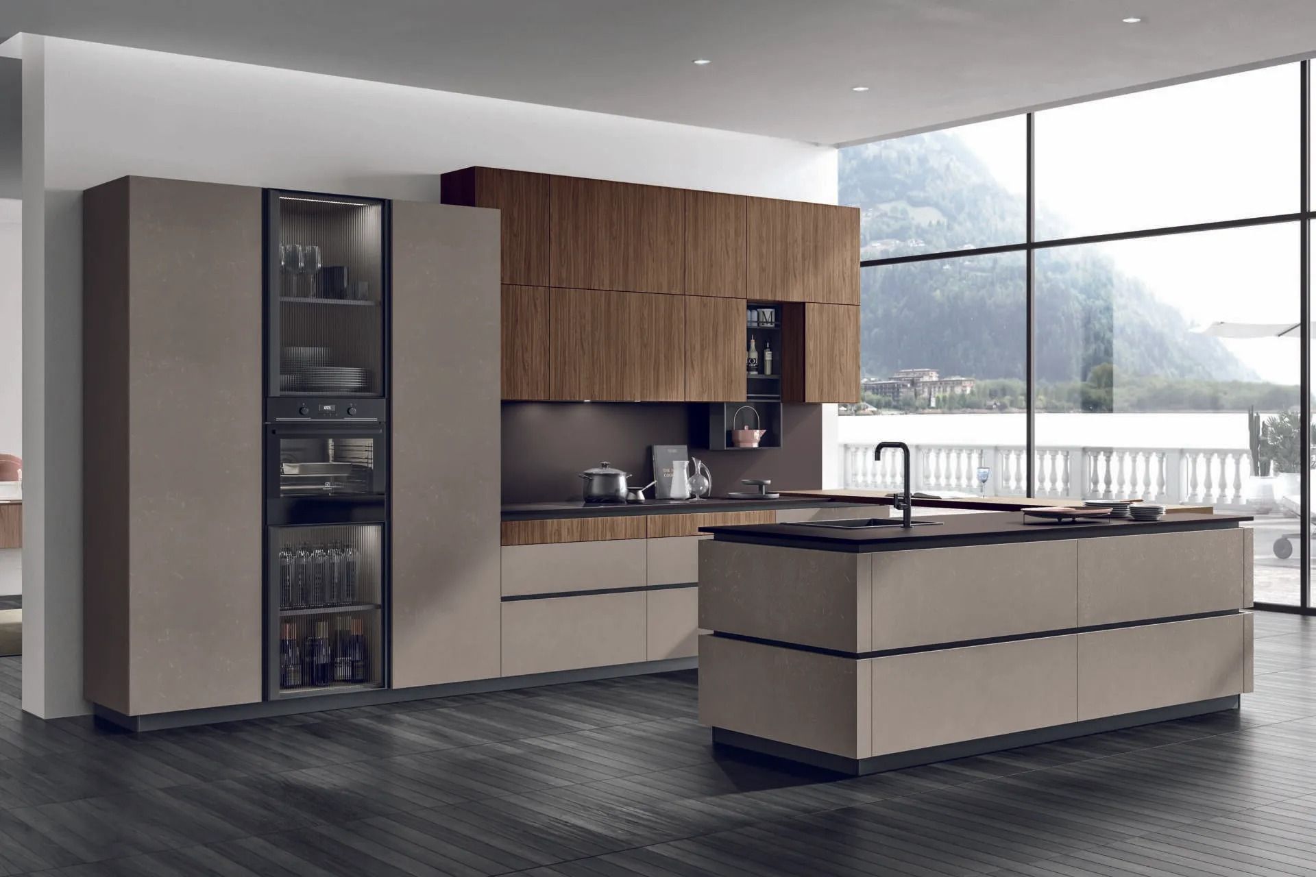 Cucina moderna con mobili in legno, ripiani scuri, isola e ampie finestre che si affacciano su un paesaggio innevato.