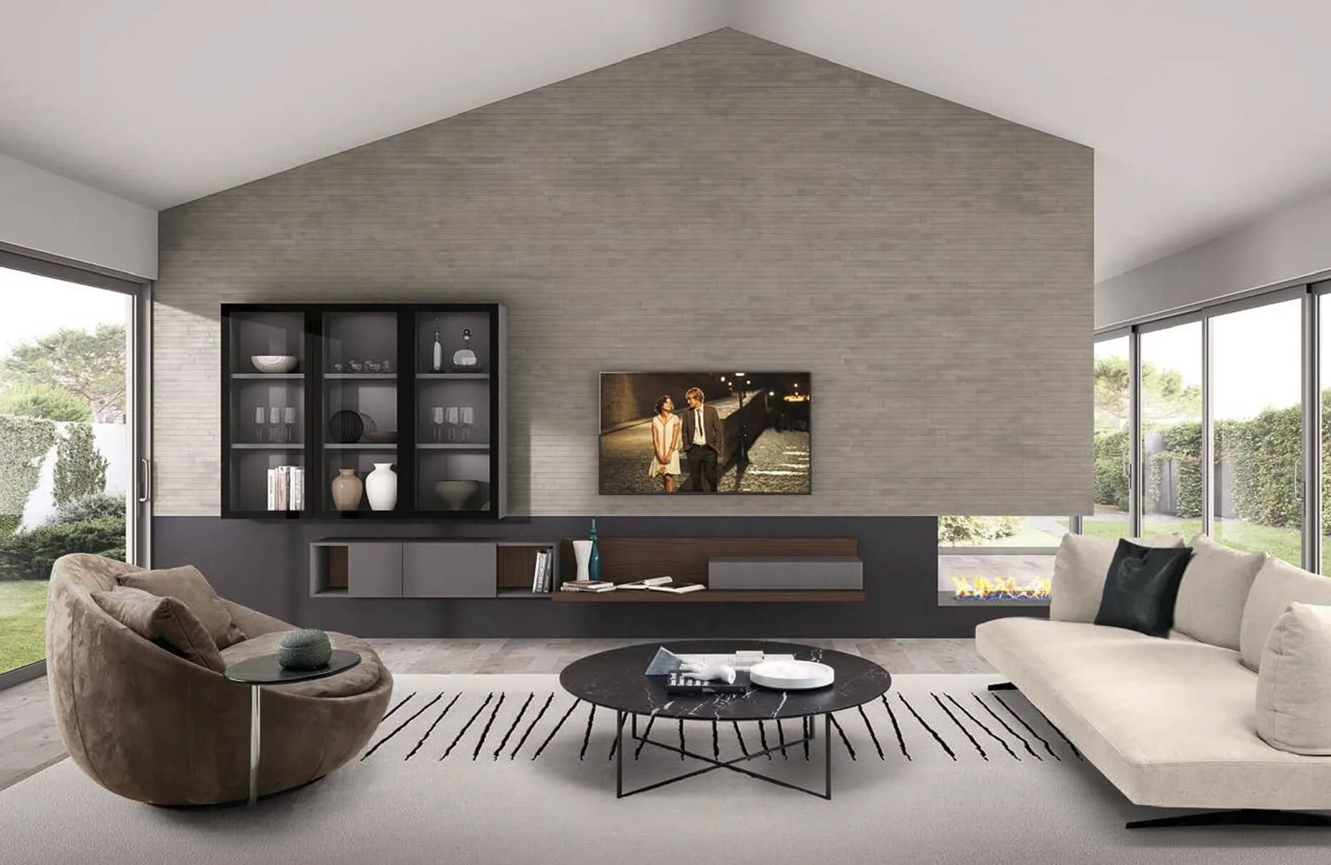 Soggiorno moderno con soffitto a volta, parete con camino, TV, divani neutri, poltrona e ampie finestre.