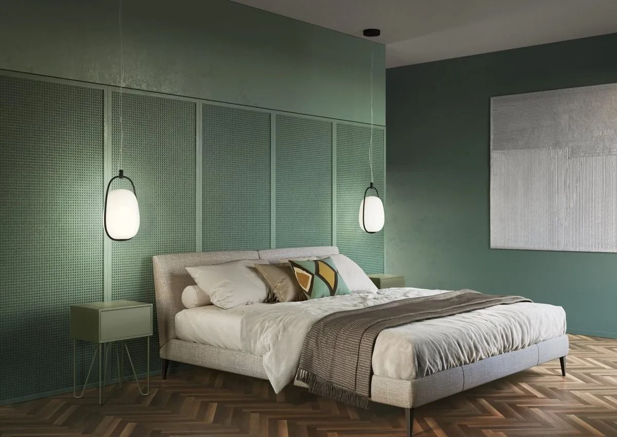 Camera da letto moderna con letto bianco, parete rivestita con pannelli verdi e lampade a sospensione