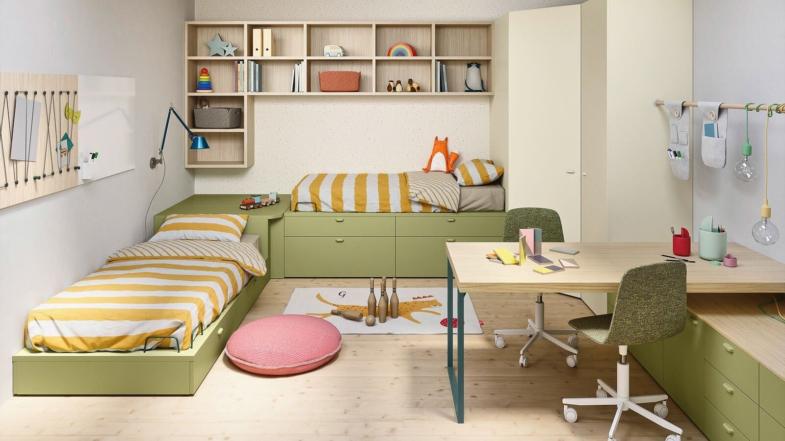 Cameretta minimalista per bambini con letti, scrivanie, mensole verdi e gialle e un cuscino rosa sul pavimento.