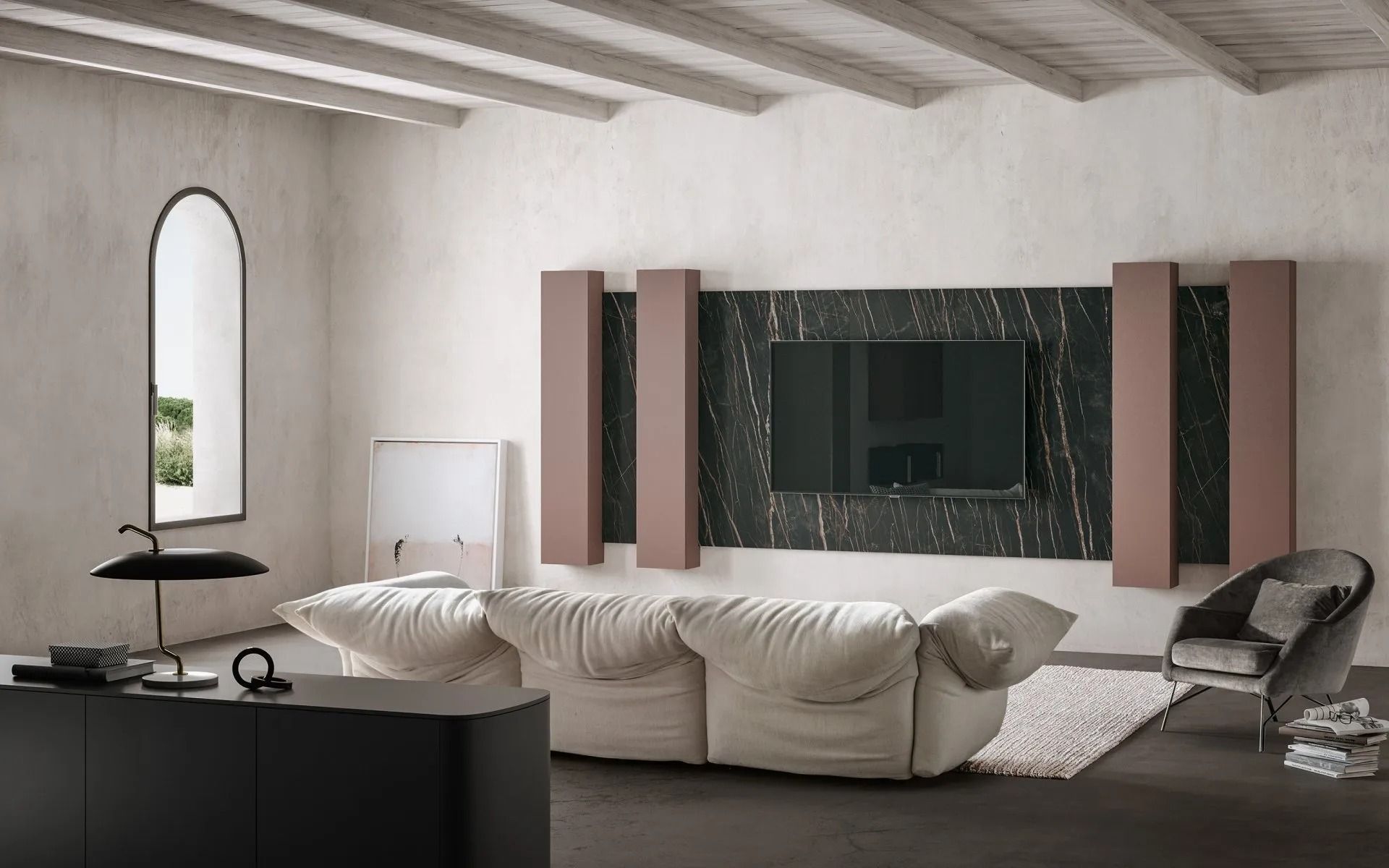 Soggiorno moderno con divano bianco, parete TV scura, finestra ad arco e arredamento minimalista.