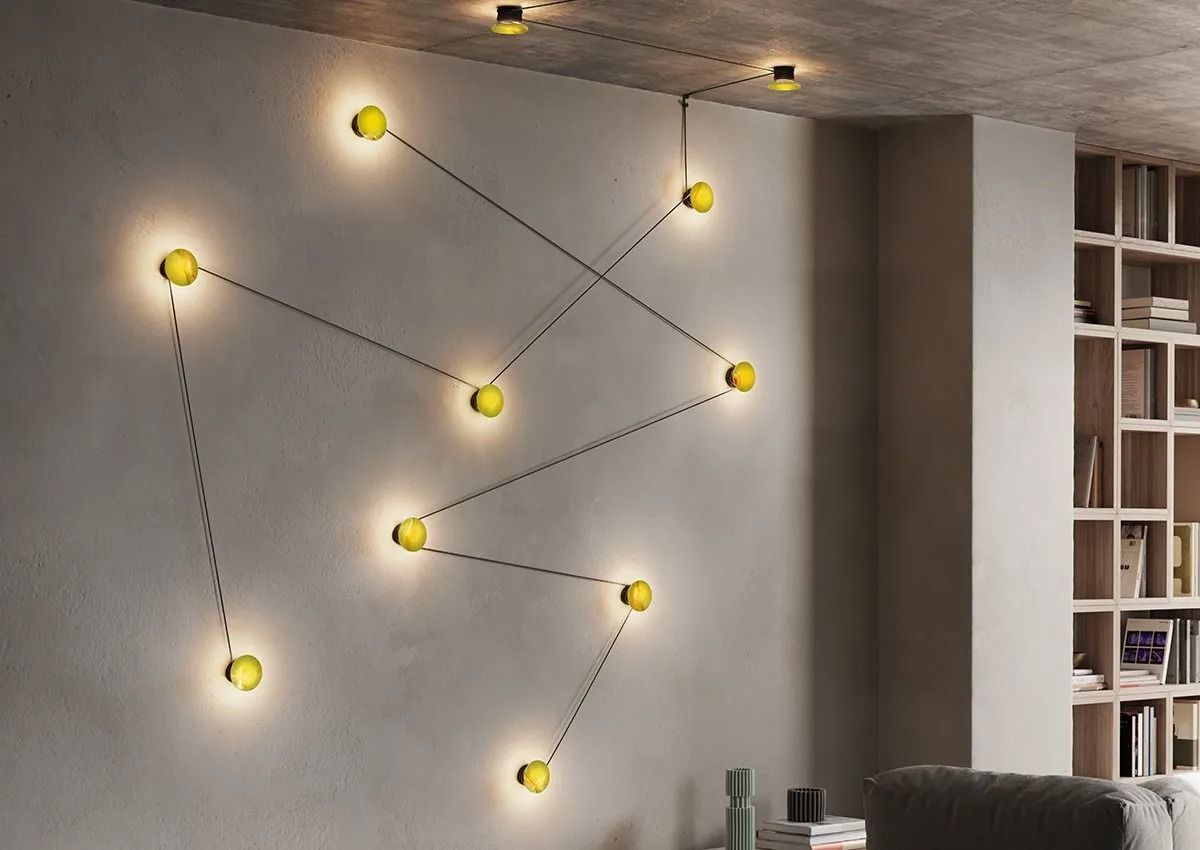 Opera d'arte moderna da parete con luci gialle brillanti collegate da linee tratteggiate