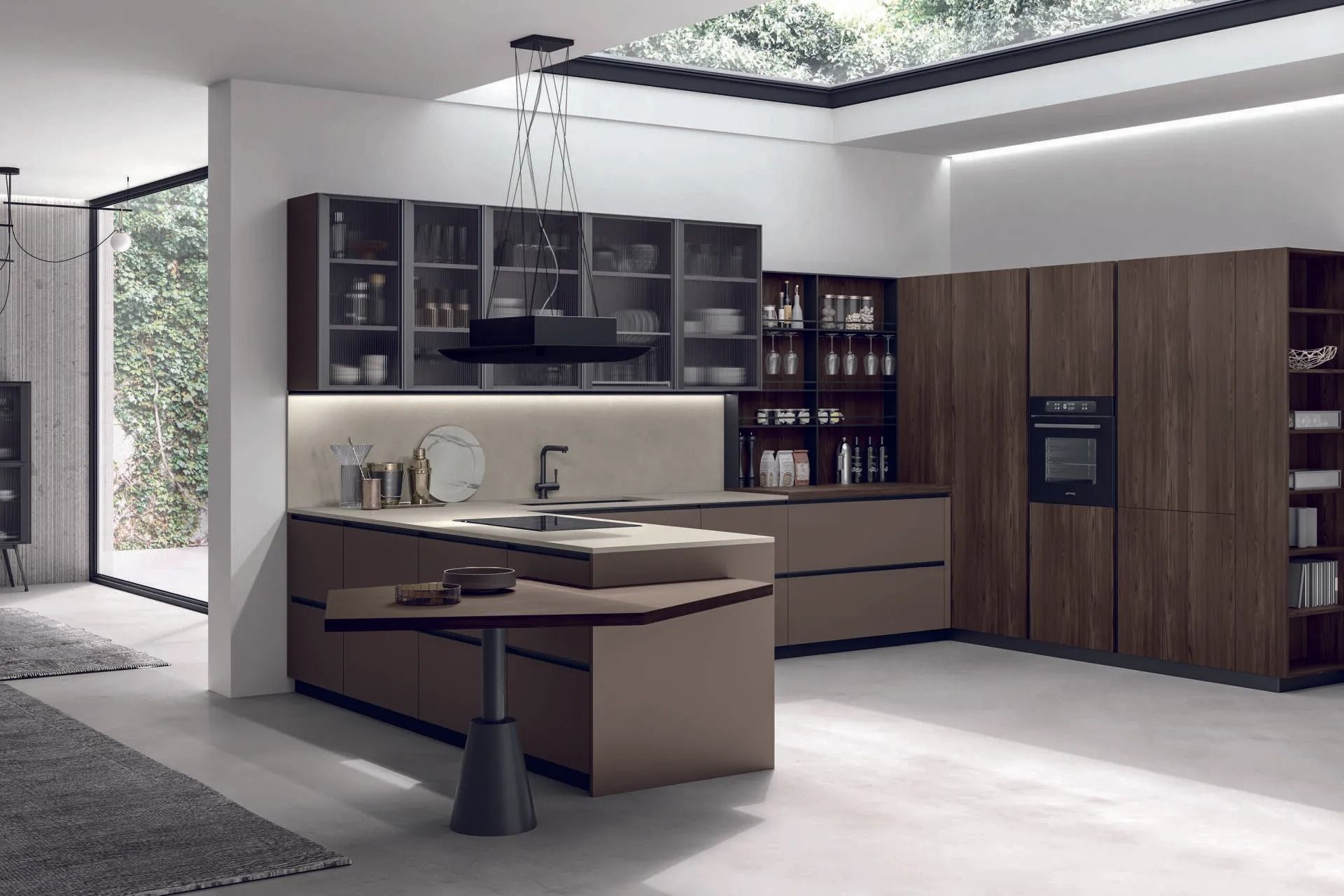 Cucina moderna e minimalista con mobili in legno, isola centrale e ampie finestre che si affacciano sul verde.