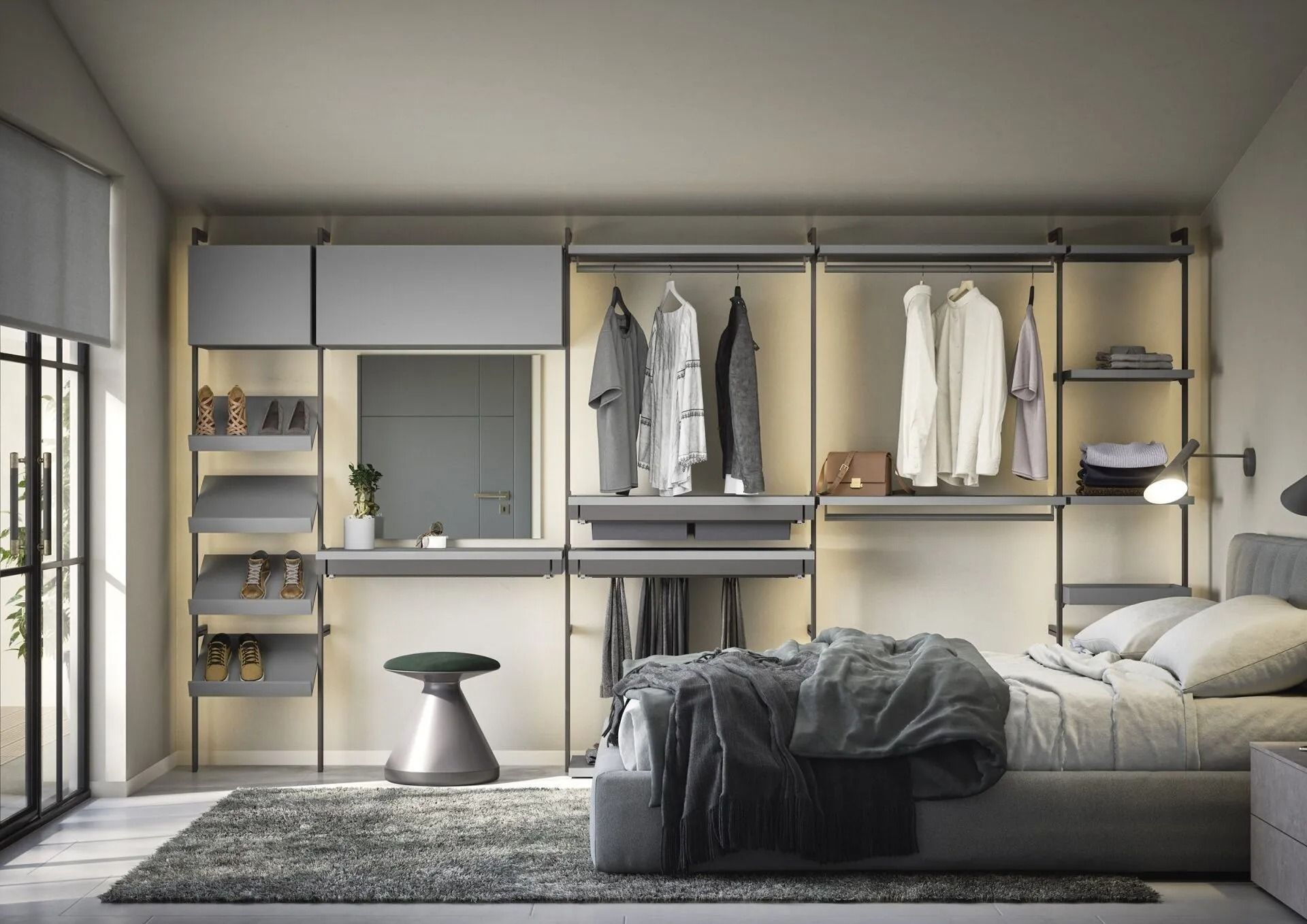Camera da letto moderna con armadio a vista, appendiabiti, letto e mensole in un interno minimalista sui toni del grigio.